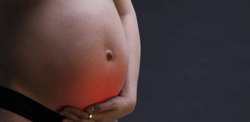 Gerente que teve de trabalhar durante gravidez de risco consegue aumentar indenização